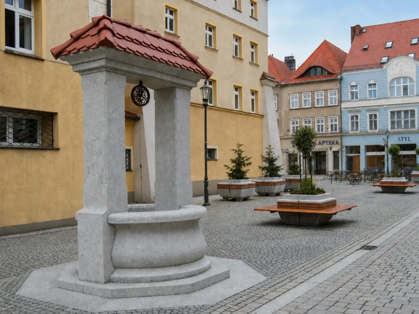 Kamienna studnia z granitu z ceramicznym daszkiem na miejskim placu — realizacja LEMSTONE