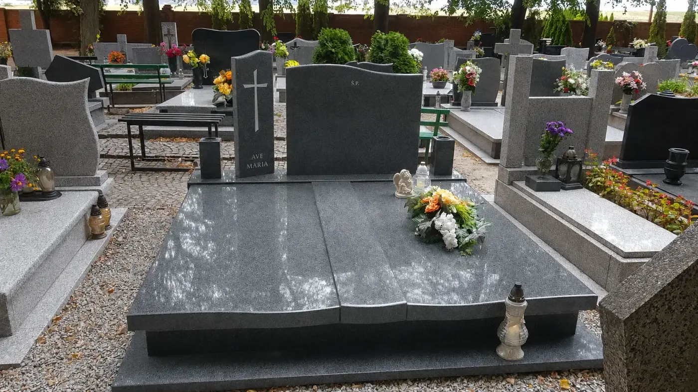 Nagrobek podwójny z ciemnego granitu z podwójną płytą