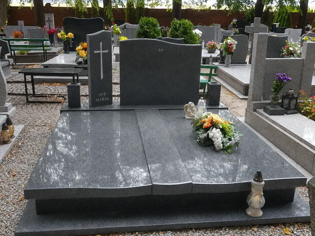 Nagrobek podwójny z ciemnego granitu z podwójną stelą — realizacja LEMSTONE