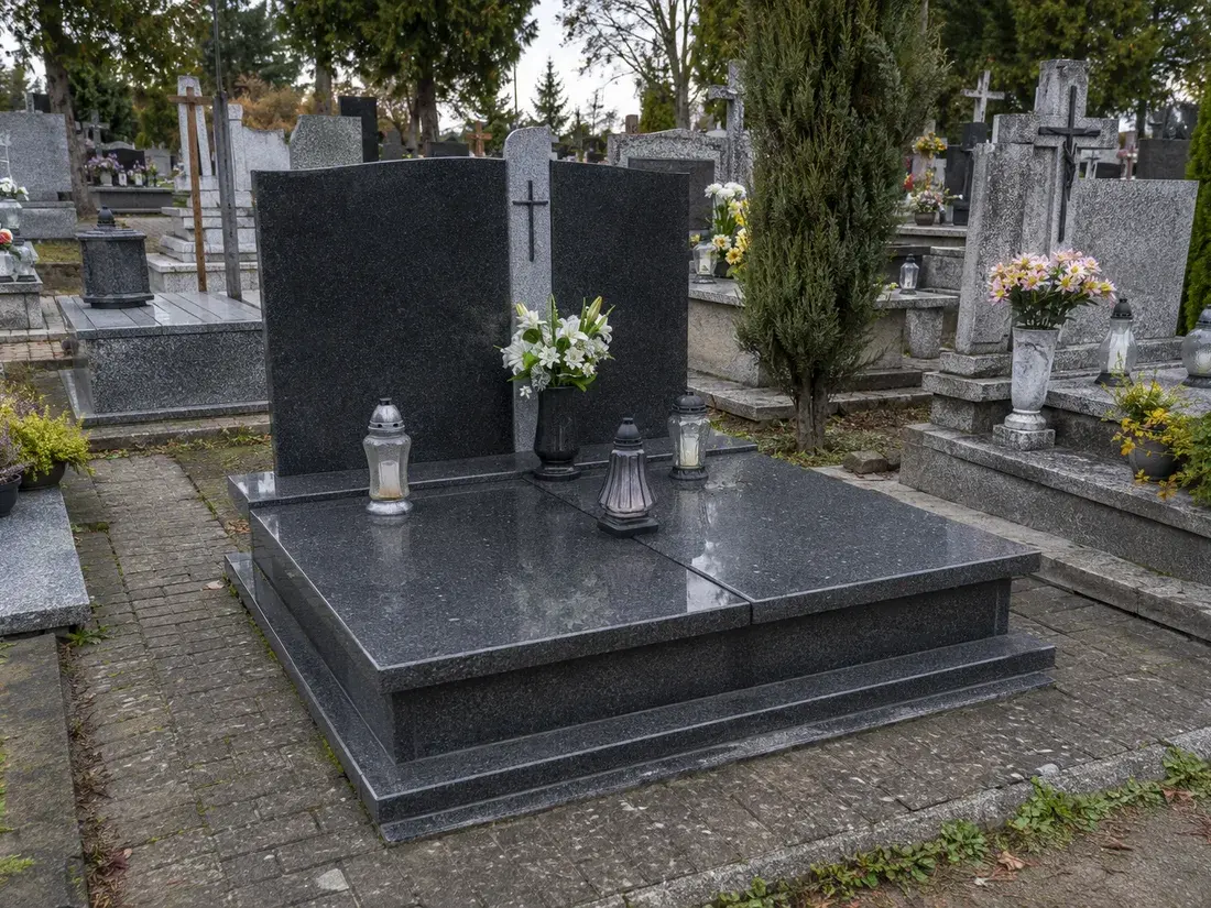 Nagrobek podwójny z ciemnego granitu z krzyżem — realizacja LEMSTONE