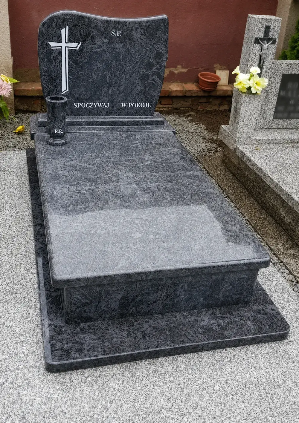 Nagrobek pojedynczy z ciemnego granitu z krzyżem — realizacja LEMSTONE