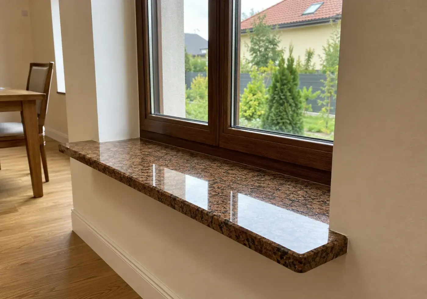 Kamienny parapet wewnętrzny z granitu przy oknie