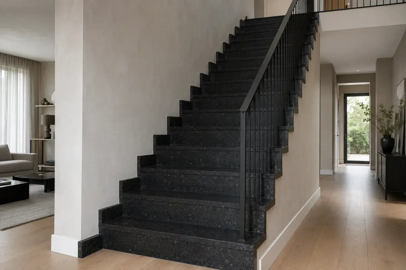 Schody wewnętrzne z czarnego granitu z metalową balustradą w salonie — realizacja LEMSTONE