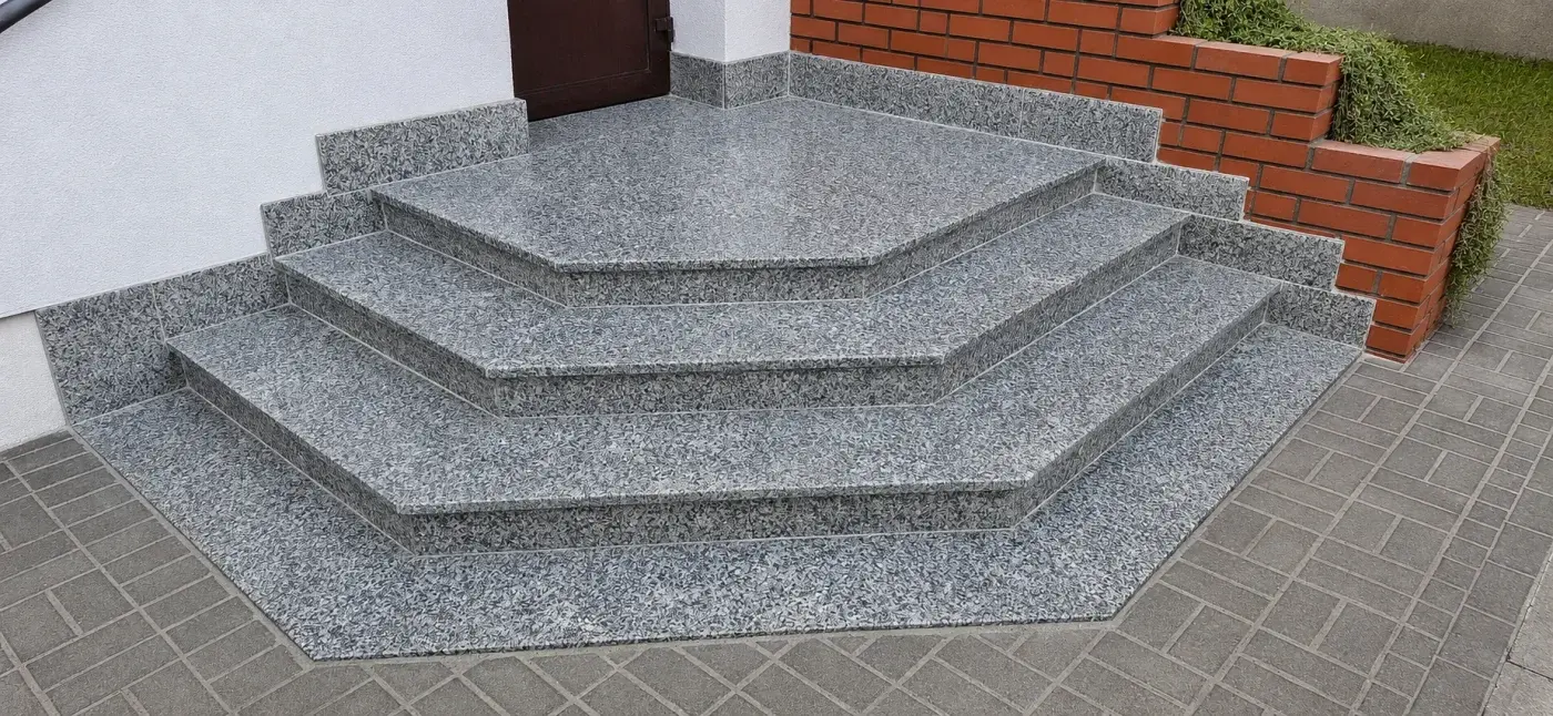 Schody zewnętrzne z szarego granitu o nieregularnym obrysie przy wejściu — realizacja LEMSTONE
